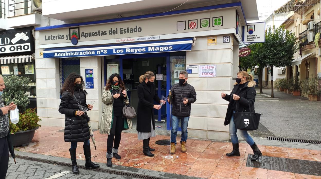 En Estepona brindaron con champán tras conocer que habían dado el primer premio