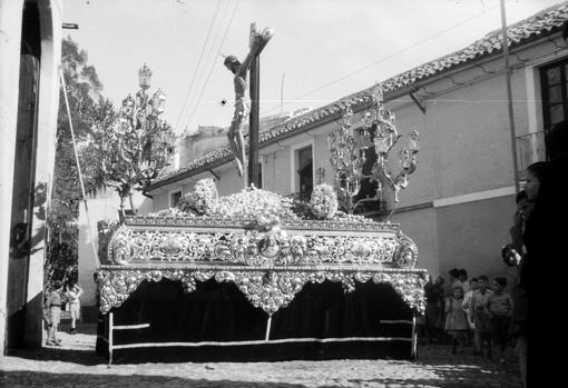 El Cristo de la Misericordia, sobre su paso, junto a la Magdalena, preparado para salir