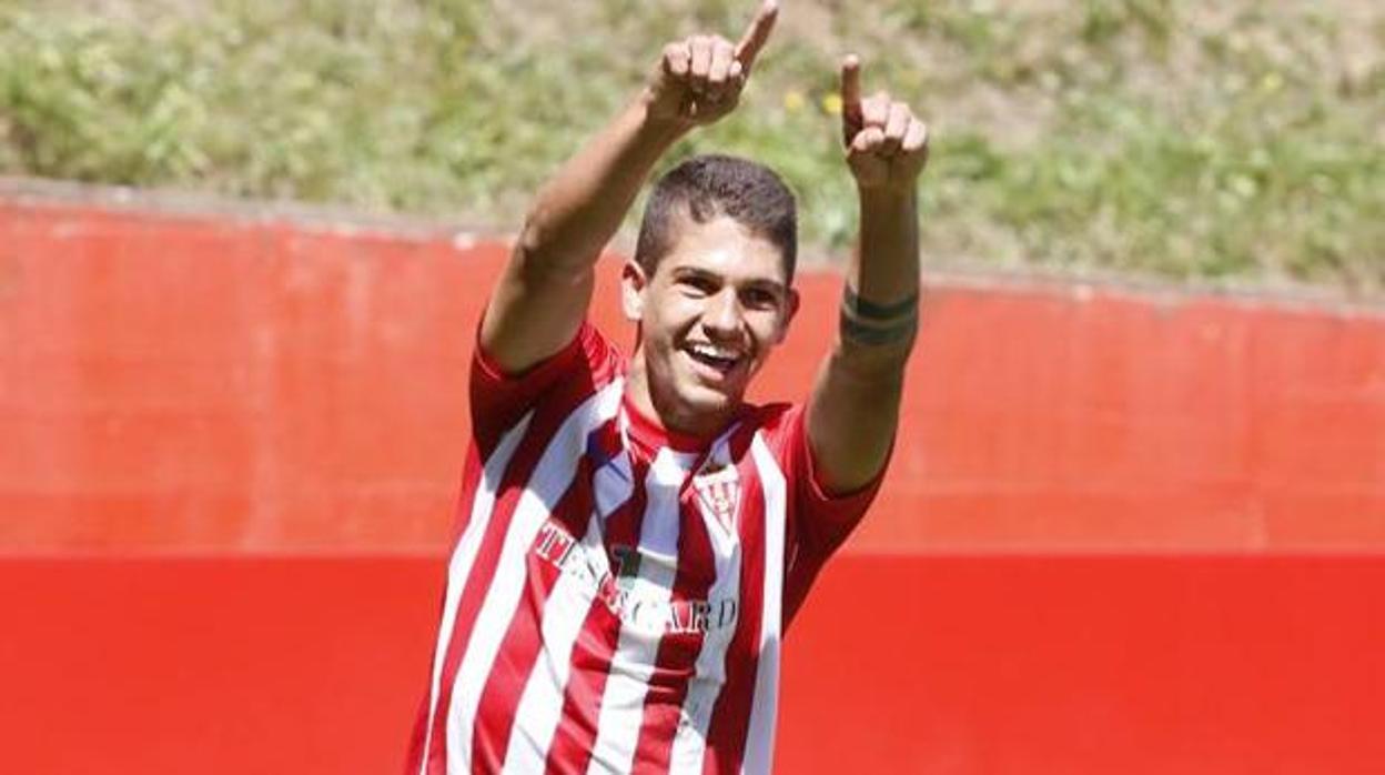 El extremo Berto González celebra un gol con el Sporting B