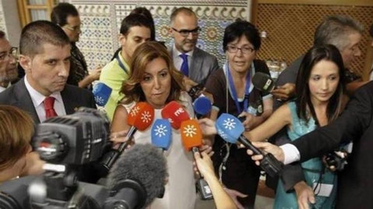 Susana Díaz cuando era presidenta de la Junta de Andalucía, atiende a los medios de comunicación