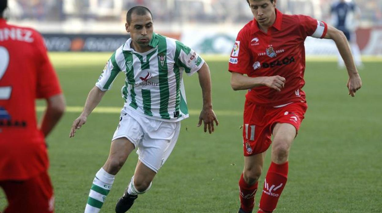 José Vega disputa un balón ante Aramburo