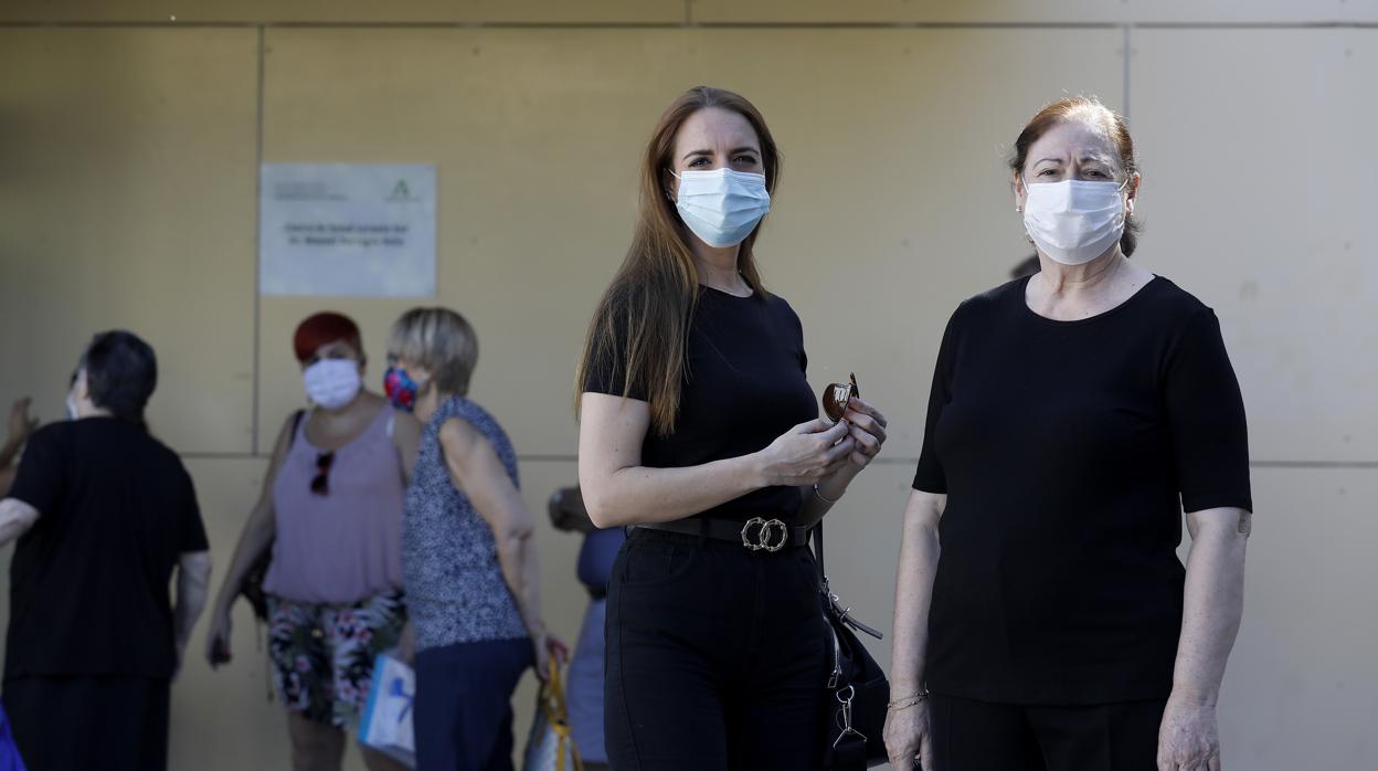 Emilia García (derecha) junto a su hija en un centro de salud de Córdoba