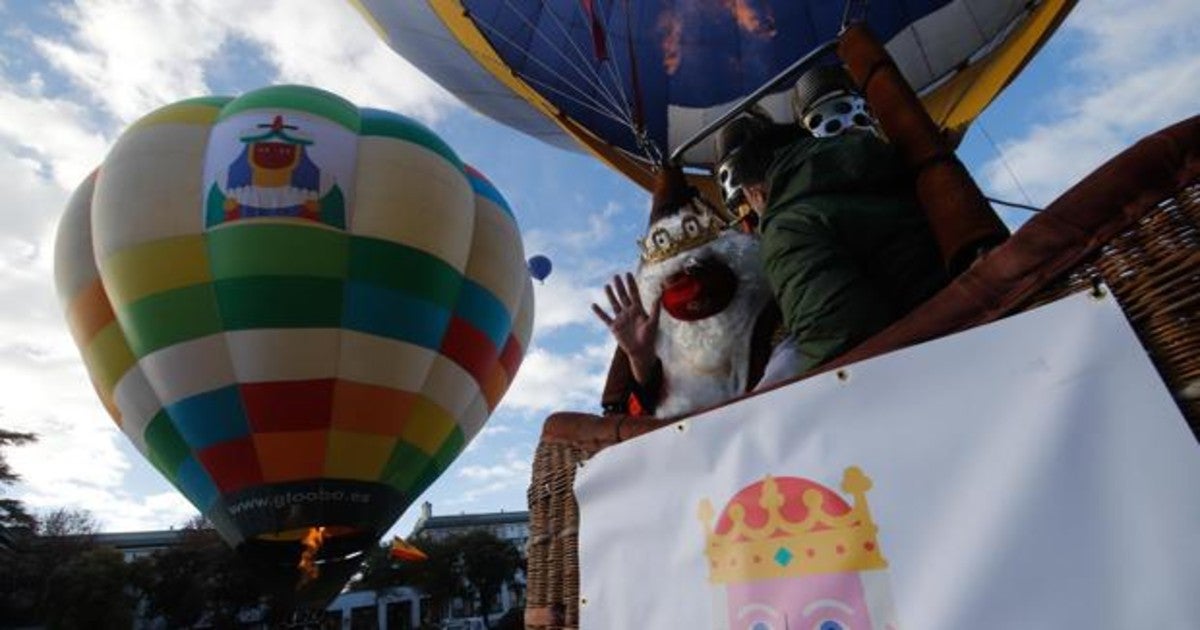 El Rey Melchor saluda desde su globo junto a los otros dos ubicados en Rabanales en la pasada Cabalgata