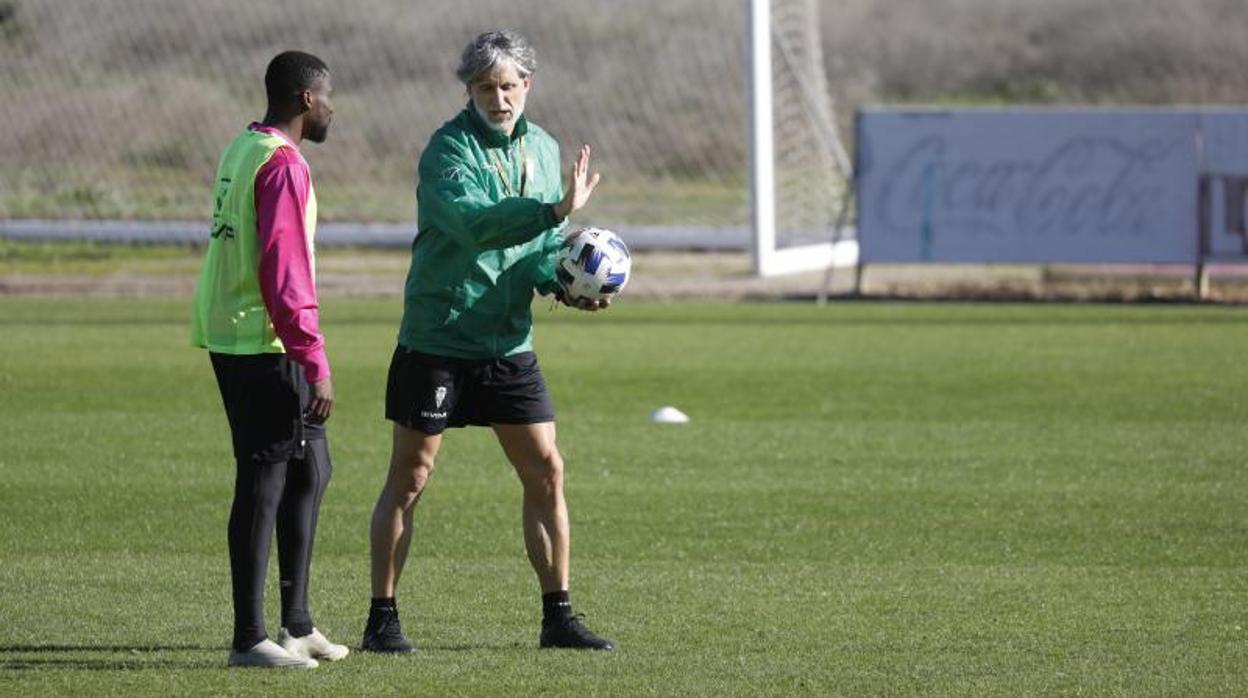 Pablo Alfaro da explicaciones a Djak Traoré en un entrenamiento