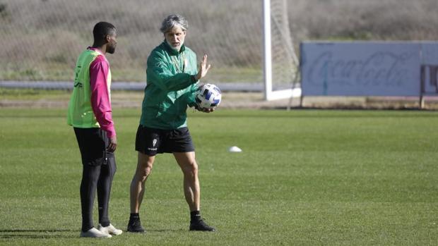 Pablo Alfaro, entrenador del Córdoba: «Nos enfrentamos a nuestra realidad con el Betis Deportivo»