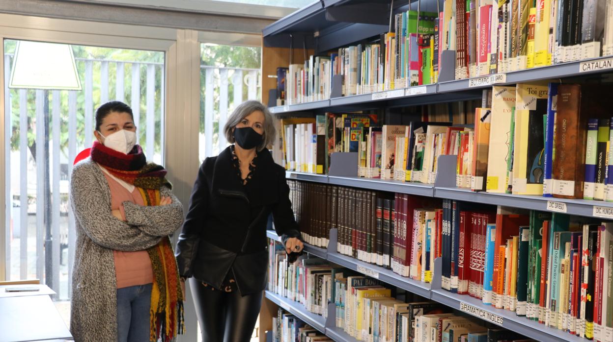 Las hijas del arqueólogo Manuel Osuna junto a la biblioteca que han dondado a tres municipios españoles