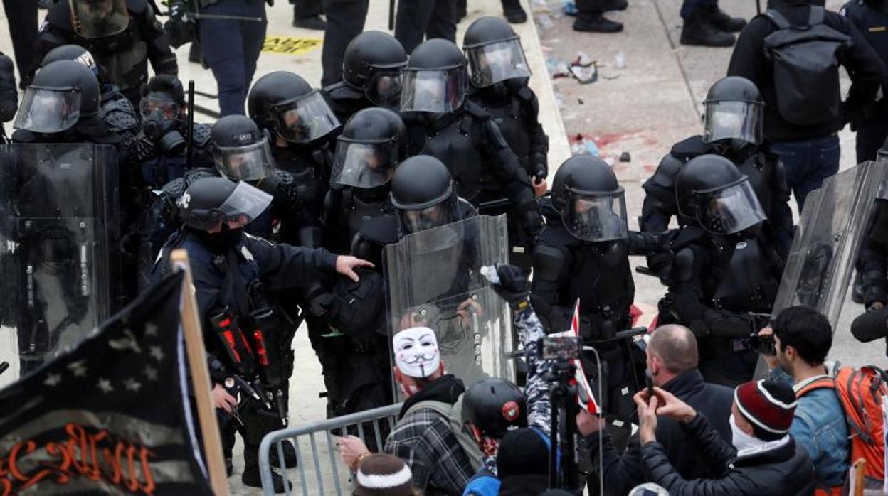 La Policía trata de contener a la multitud en el exterior del Capitolio