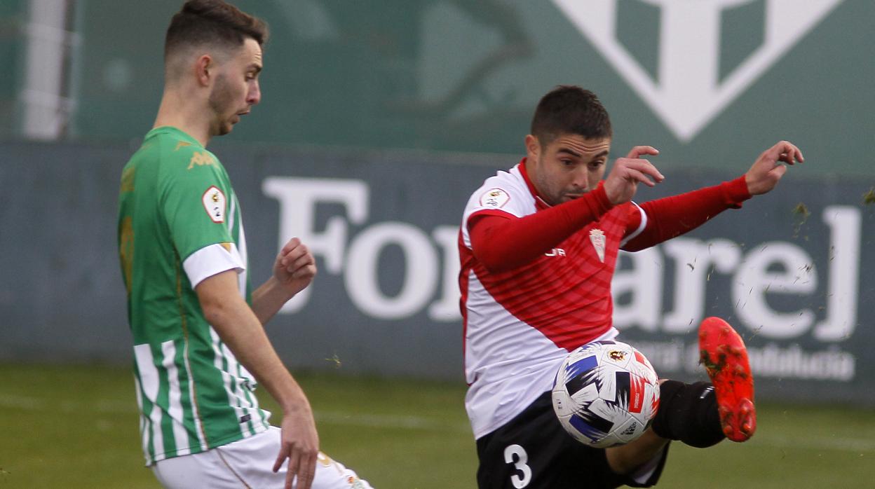 Jesús Álvaro despeja ante Raúl García, en una acción del partido del Córdoba CF ante el Betis Deportivo