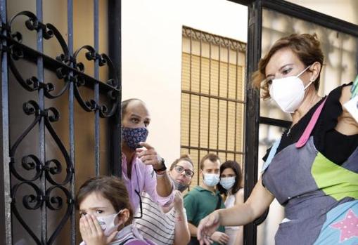 Una profesora con una mascarilla FFP2 en un colegio de la capital