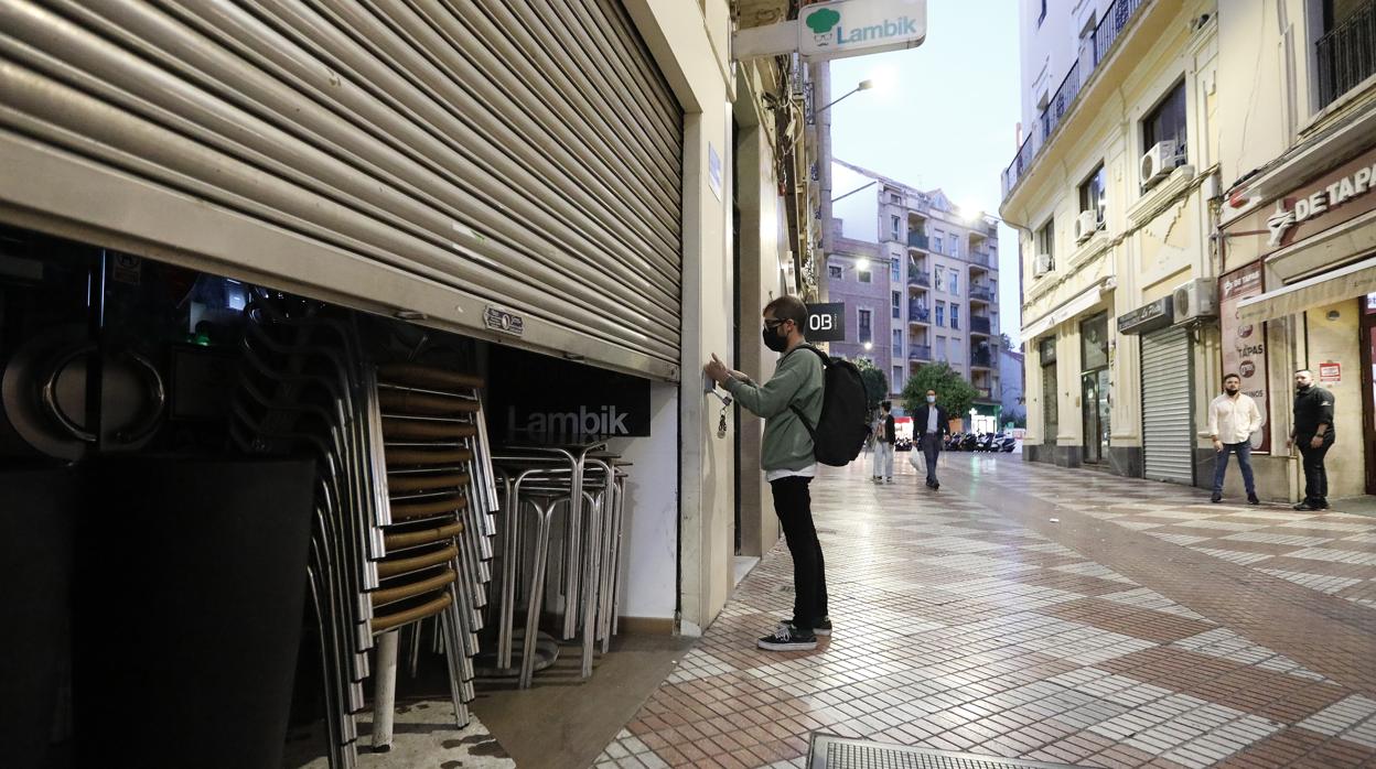 Un negocio de hostelería del Centro de Córdoba cerrando a las seis de la tarde en noviembre