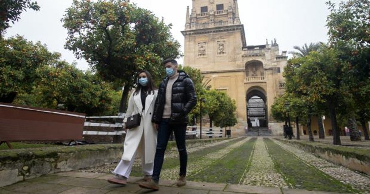 Una pareja en el Patio de los Naranjos