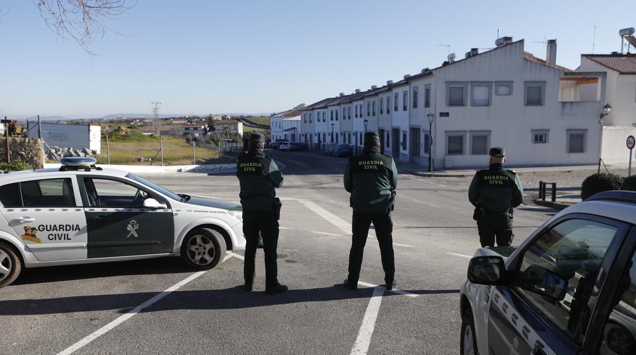 La Guardia Civil, en uno de los accesos al municipio del Valle de los Pedroches