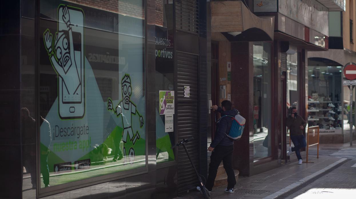 Una de las calles más céntricas de La Línea con los comercios cerrados por las restricciones