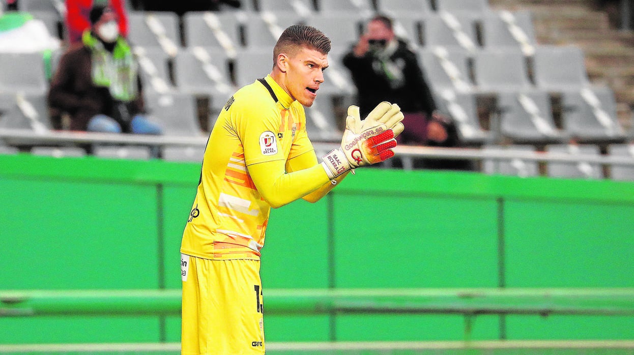 El portero del Córdoba CF Isaac Becerra aplaude en el partido ante el Getafe en Copa del Rey