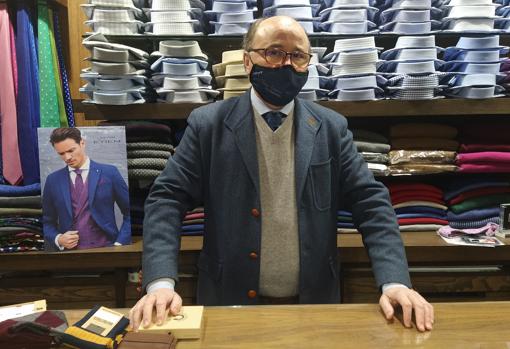 Pedro Jiménez, en su comercio «Pedro Jiménez. Moda Hombre» de la calle Góngora