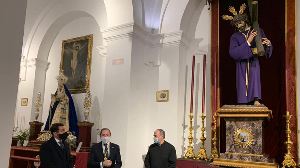 Curro Claros, Rafael Jaén y el director espiritual, Antonio Prieto, este domingo en la firma del contrato en la Merced