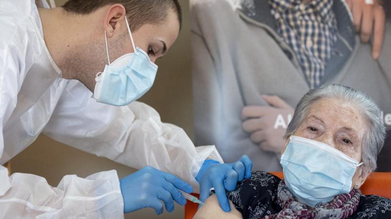 Una anciana recibe su vacuna intramuscular en el brazo contra el Covid-19