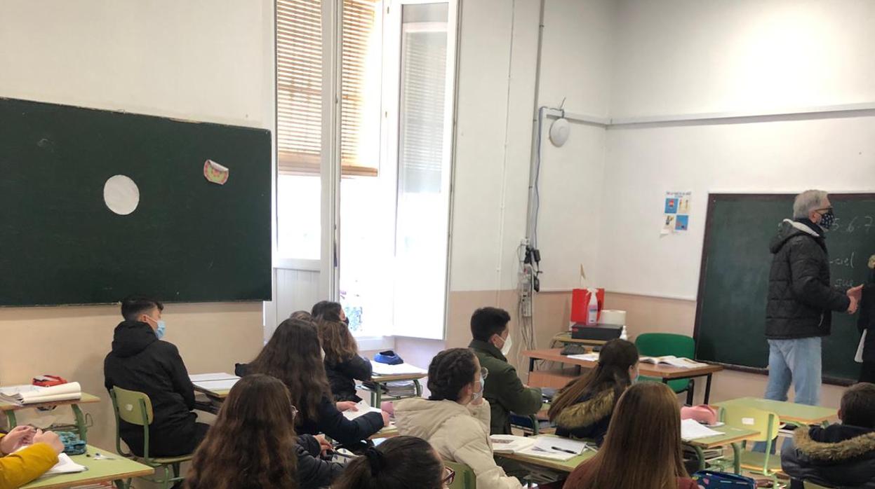 Alumnos en una clase del colegio Compañía de Maria de Puente Genil