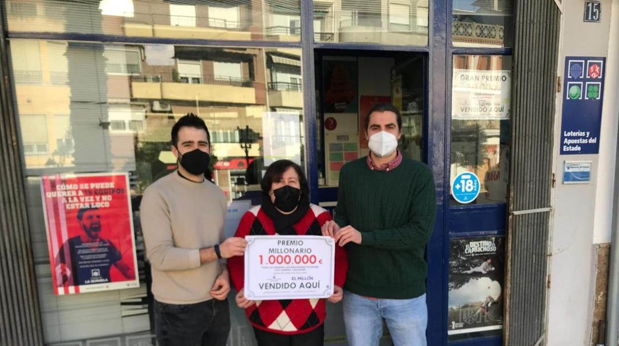 Arturo Carrillo, a la derecha de la imagen, junto a los empleados de la administración