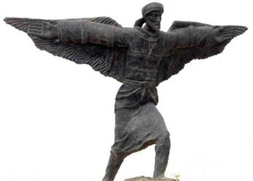 Estatua de Ibn Firnás en Bagdad, ciudad a la que viajó dos veces desde Córdoba para estudiar