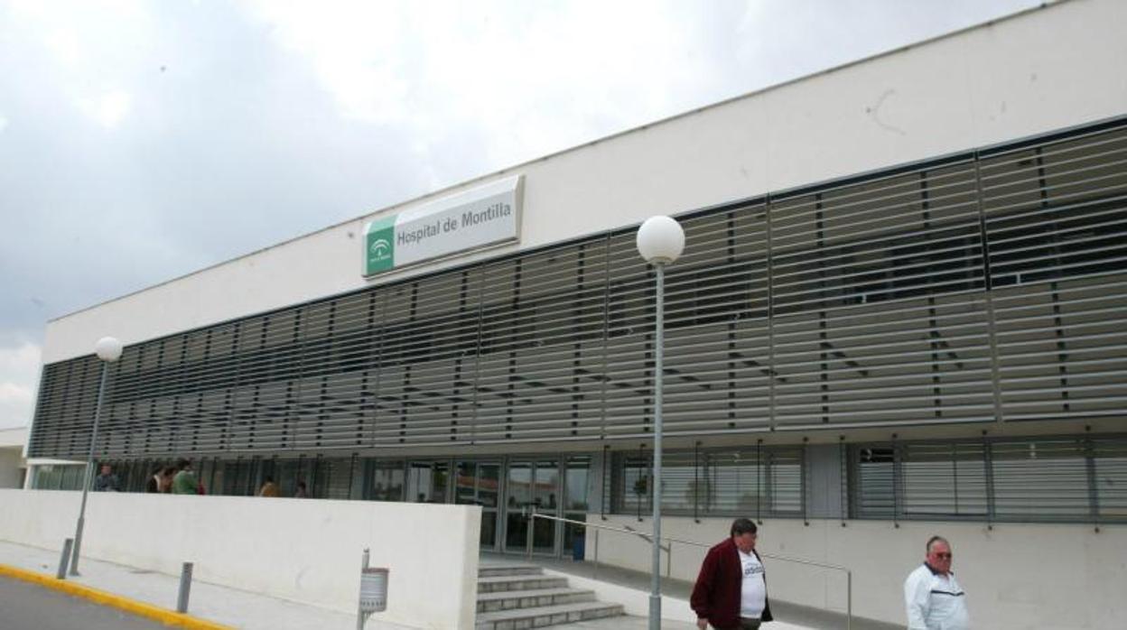 Dos hombres en el exterior del Hospital de Montilla