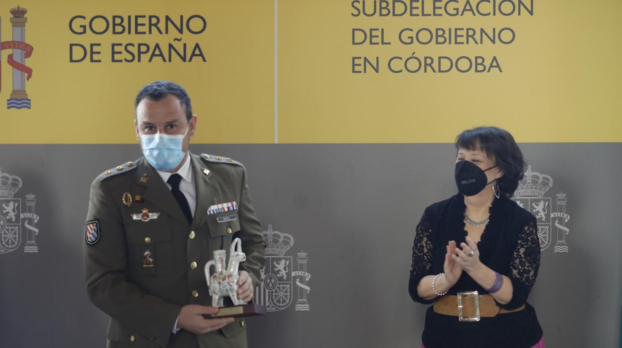 La subdelegada del Gobierno, Rafaela Valenzuela junto a un responsable militar