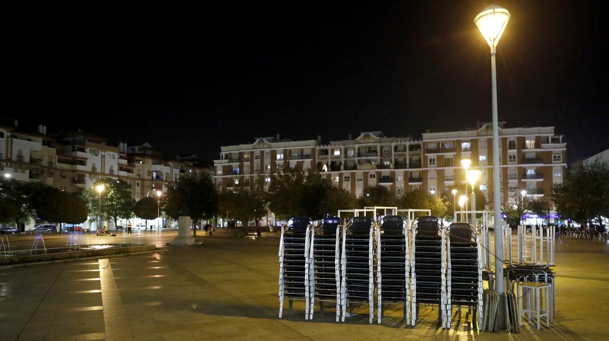 Sillas apiladas en una terraza de la plaza de Matías Prats, cerrada durante la crisis del coronavirus