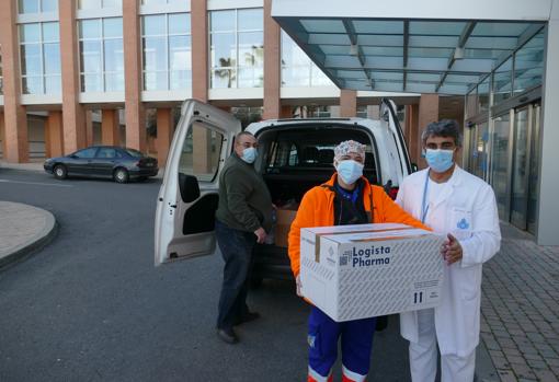 Llegada de las cajas de vacunas al centro sanitario de la Orden Hospitalaria