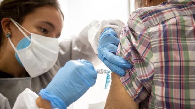 Andalucía tendrá vacunada contra el coronavirus al 15% de su población en mayo