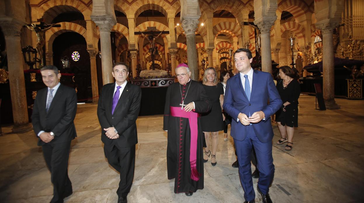 El alcalde y el obispo, con representantes de las cofradías, en la exposición de 2019 en la Mezquita-Catedral de Córdoba