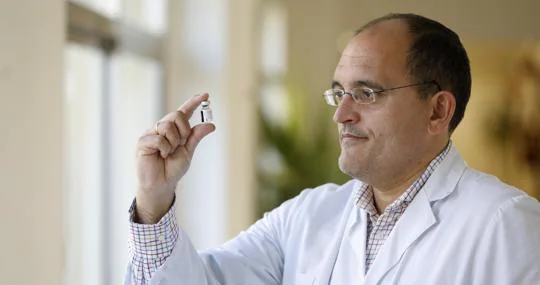 José Luis Barranco observa el vial de una vacuna