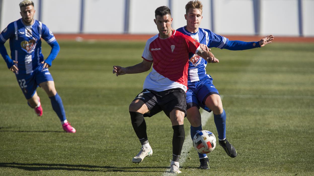 Willy controla el balón en el Lorca - Córdoba CF de este domingo en el Artés Carrasco