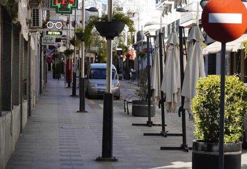 Céntrica calle en Pozoblanco totalmente vacía este mediodía