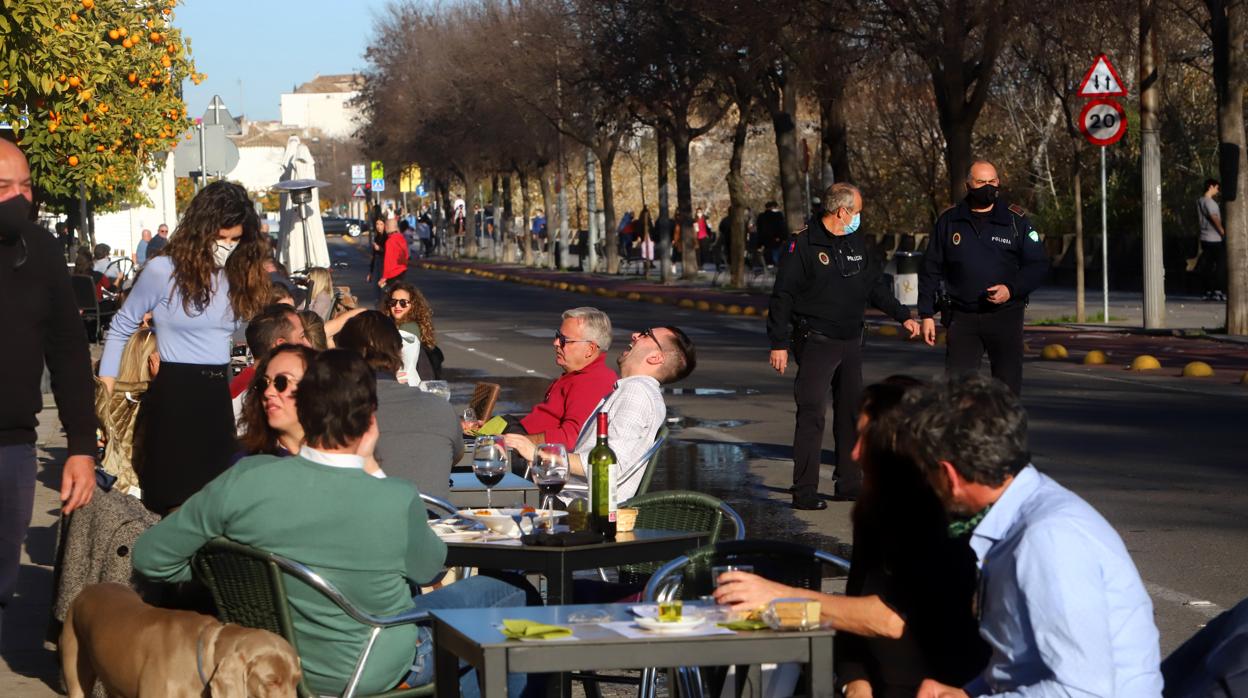 Terrazas al aire libre en la zona de la Ribera en Córdoba