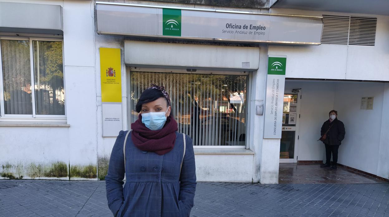 Vanesa Moreno, a las puertas de la oficina de empleo de Alonso El Sabio
