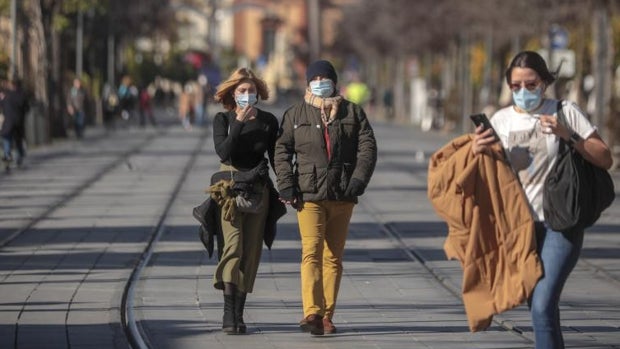 La tasa de incidencia de Covid en Andalucía se duplica en una semana mientras se disparan los ingresos