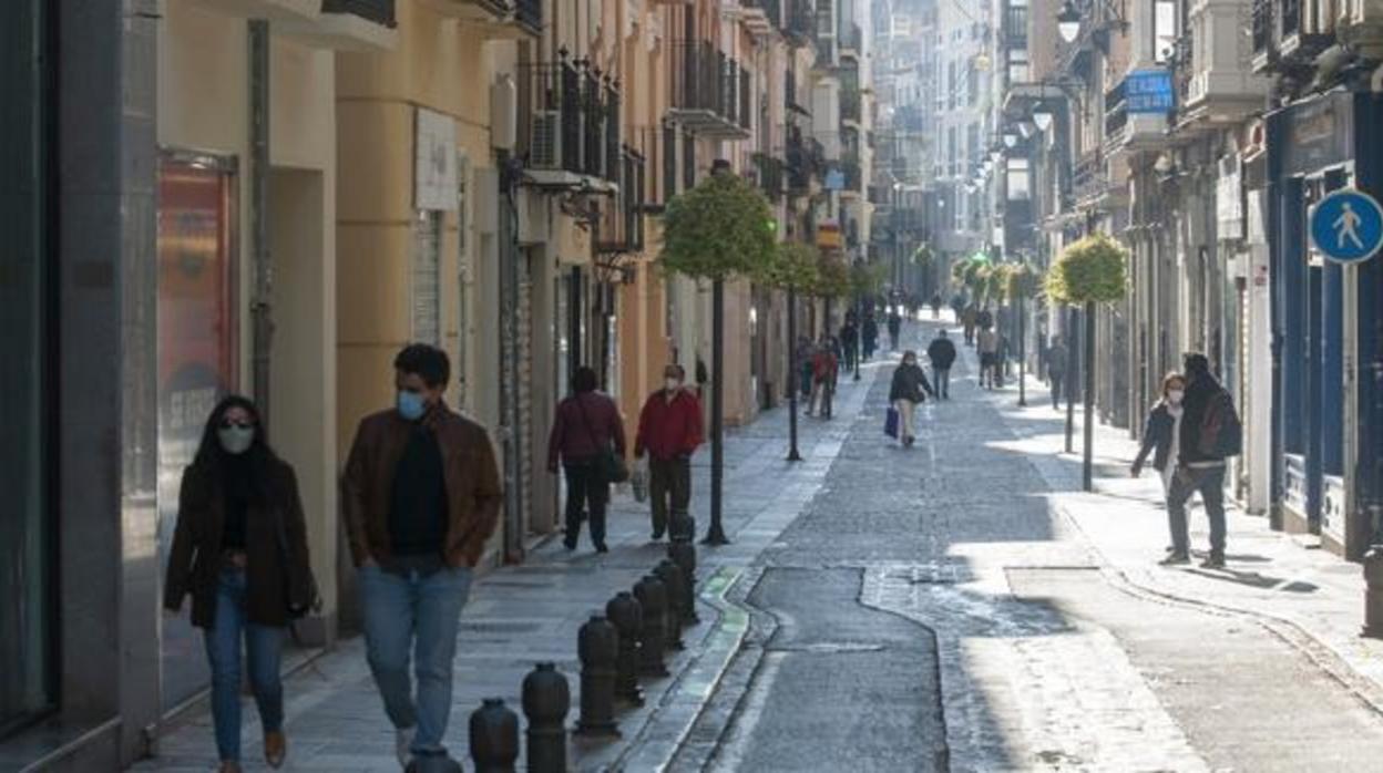 Ciudadanos caminando por una calle de Granada