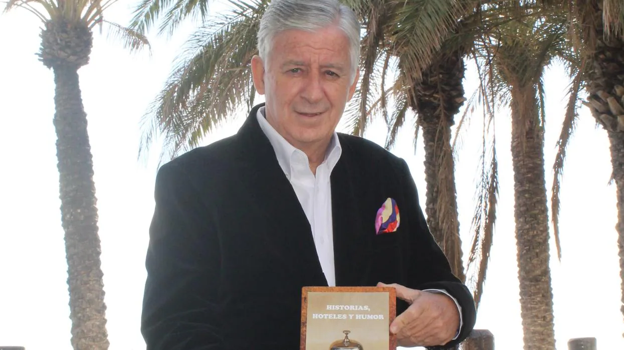 Aguilar, de 73 años, posa con su libro en Málaga