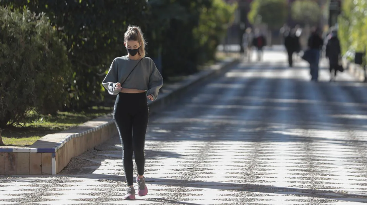 Una joven sale a correr por Sevilla