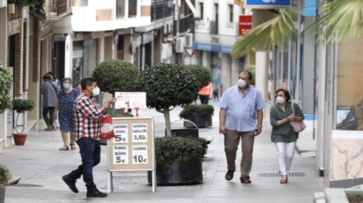 Vecinos paseando por Lucena en una imagen de archivo