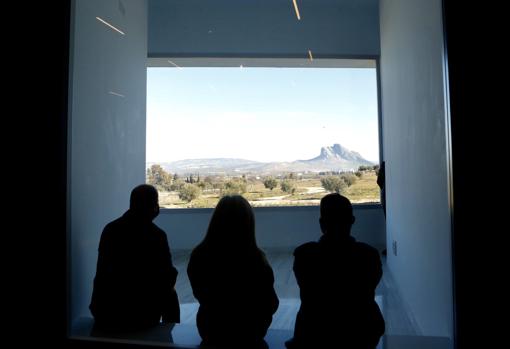 Vista de la Peña de los Enamorados desde el interior