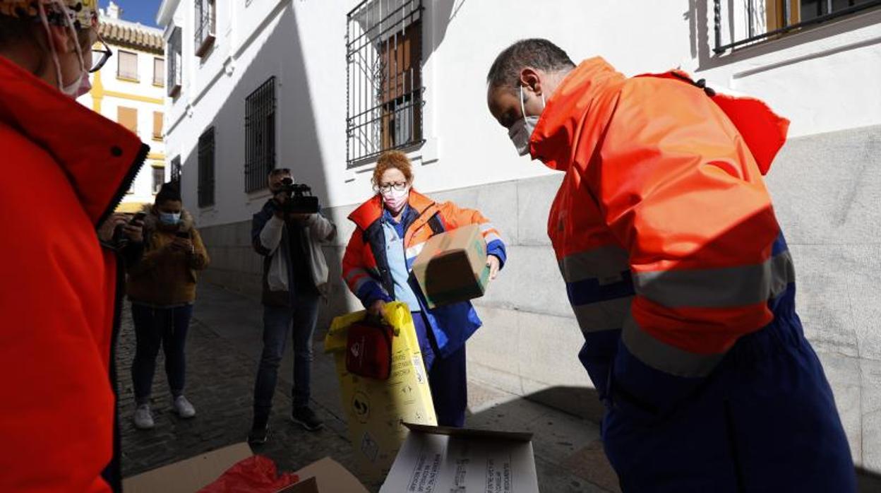 Sanitarios del SAS con vacunas para administrar en centros de mayores