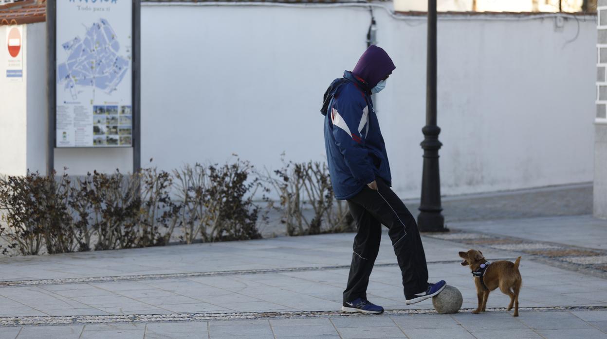 Un hombre juega con su perro el primer día de confinamiento en Añora el pasado 8 de enero