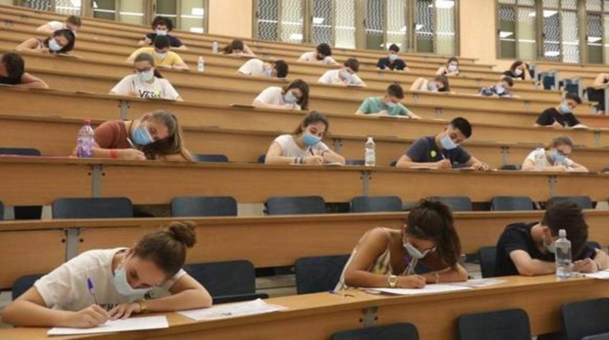 Estudiantes durante la realización de un examen