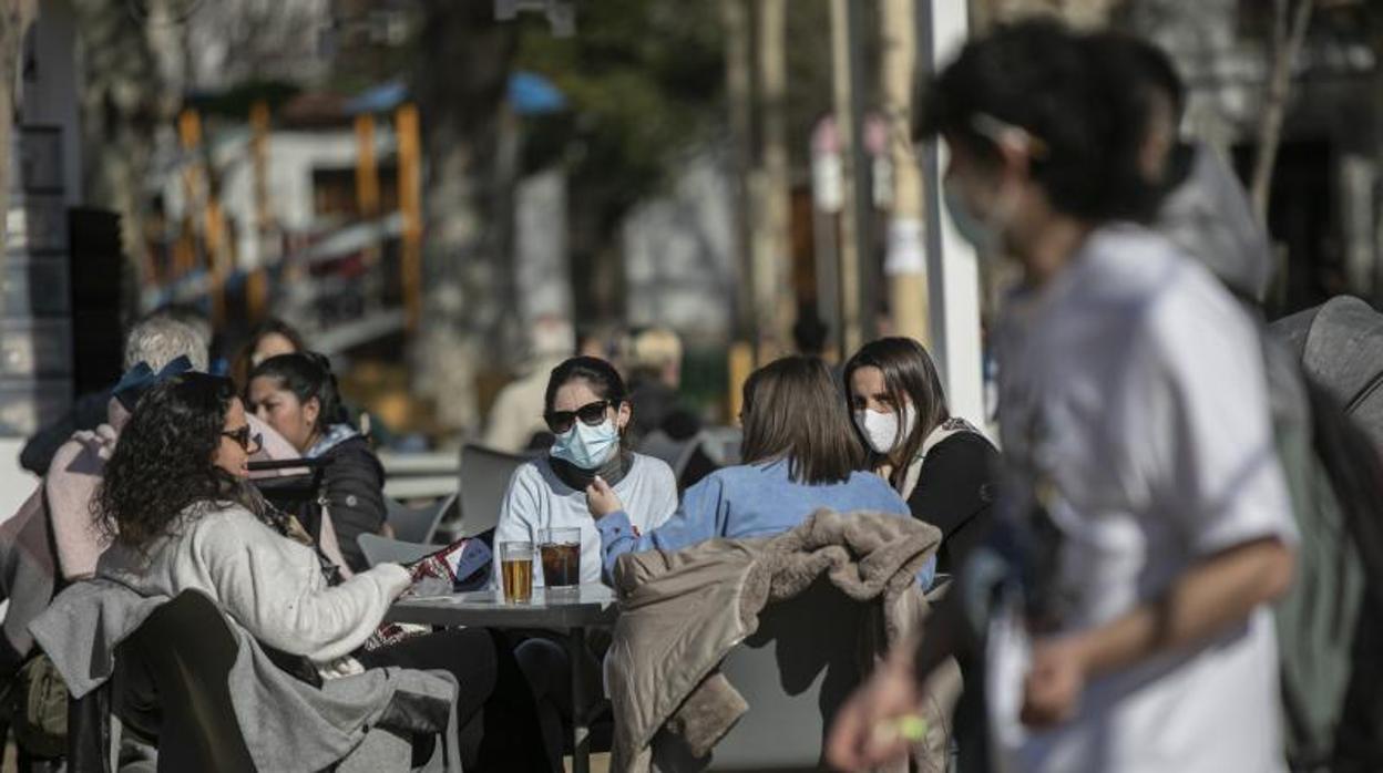 Con las nuevas medidas de la Junta sólo se pueden sentar cuatro personas en la terraza de un bar.