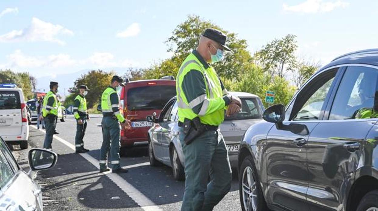 Agentes de la Guardia Civil llevan a cabo un control en una Granada confinada perimetralmente