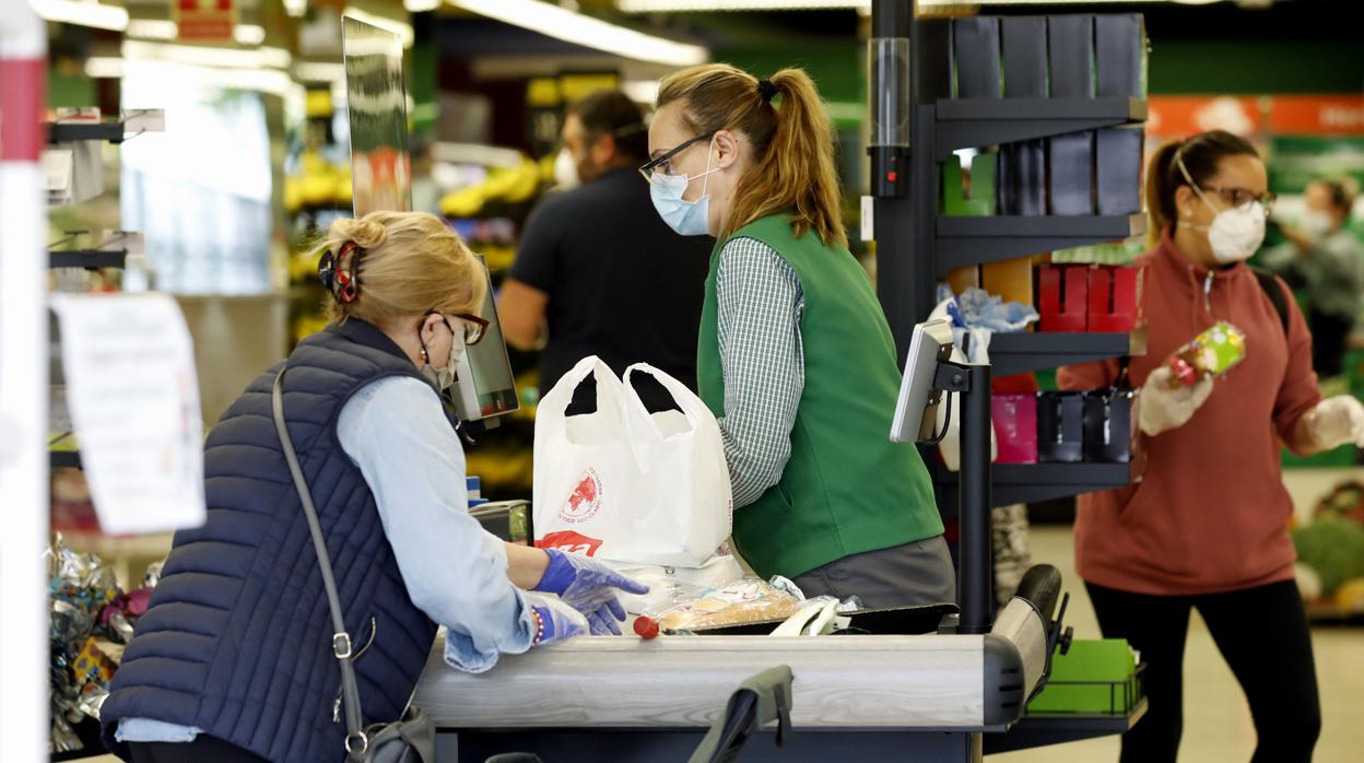 Una mujer realiza la compra en un supermercado de Mercadona en Córdoba