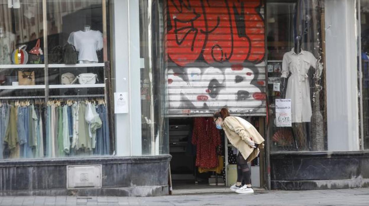 Los comercios han pasado de cerrar a las 20.00 a echar el cierre a las 18.00 horas en plena época de rebajas