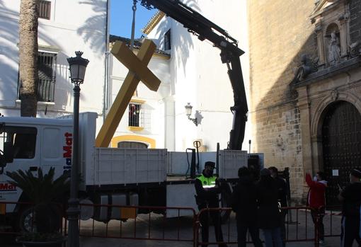 Momento en que se retira la Cruz de la iglesia de las Descalzas