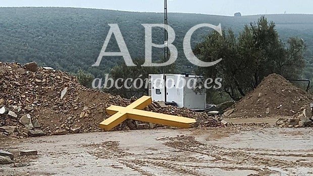 La Cruz de las Descalzas de Aguilar acaba en el vertedero tras ser retirada por el Ayuntamiento